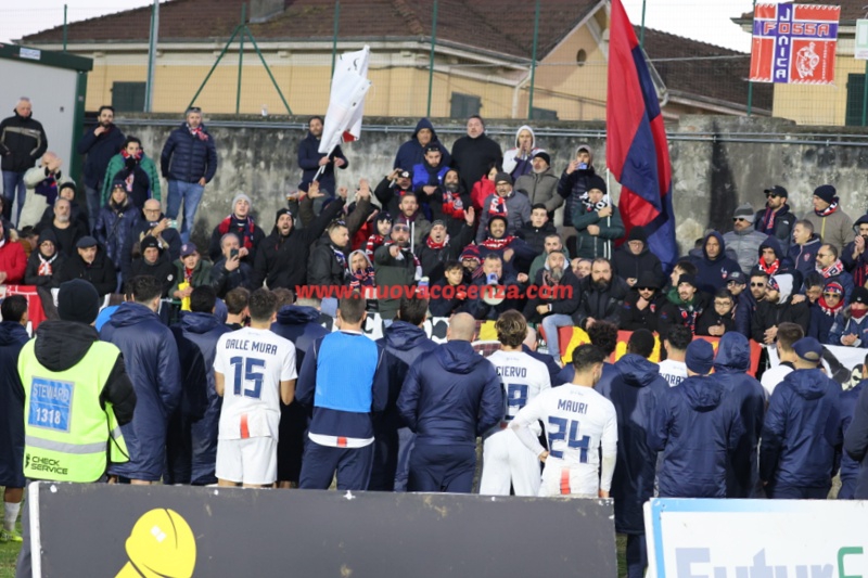 Il Cosenza sotto il settore ospoti a fine gara