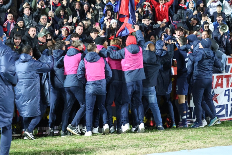 Festa sotto la curva dopo il gol di Ciervo