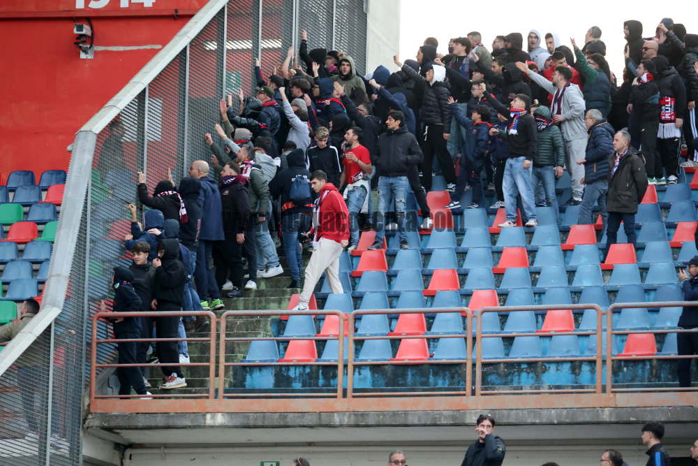 I tifosi provanoa sfondare la rete della tribuna