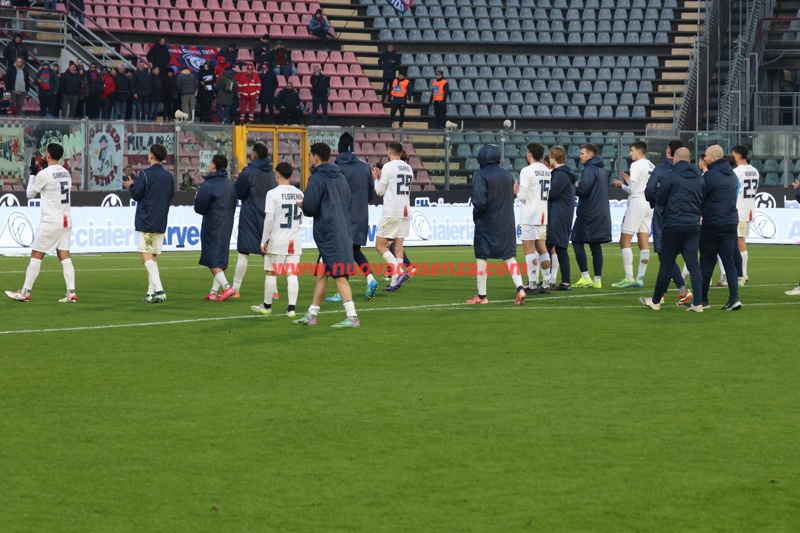 La squadra sotto la curva dopo la gara    